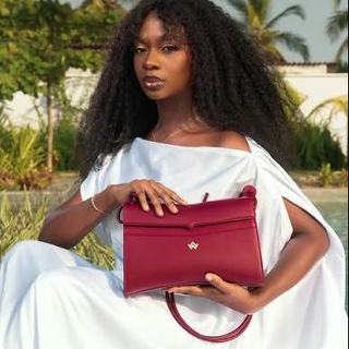 Sac à main rouge porté, photo de la revendeuse