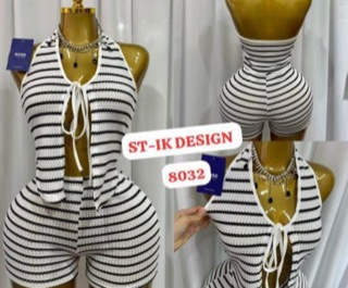 Tenue rayée présentée sur mannequin, photo publiée en statut par une revendeuse
