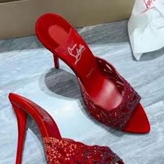 Mules rouges à talon, photo de la revendeuse